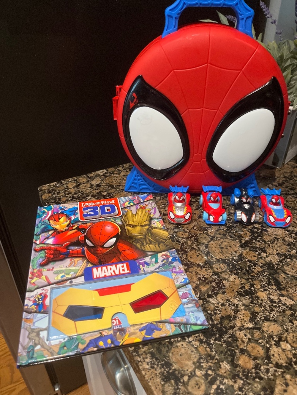 Spider-Man Carrying Storage Case with 4 cars & Bonus 3-D Book